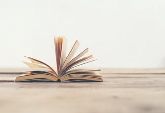 5 светлых книг. Книги на Светлом фоне. Фон книги. Красивый фон с книгами. Книга на бежевом фоне.