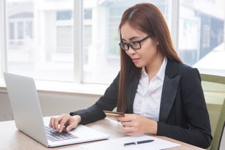 closeup-business-woman-doing-online-banking