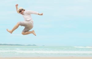 homem-saltar-feliz-durante-as-ferias-no-mar-praia-da-tailandia